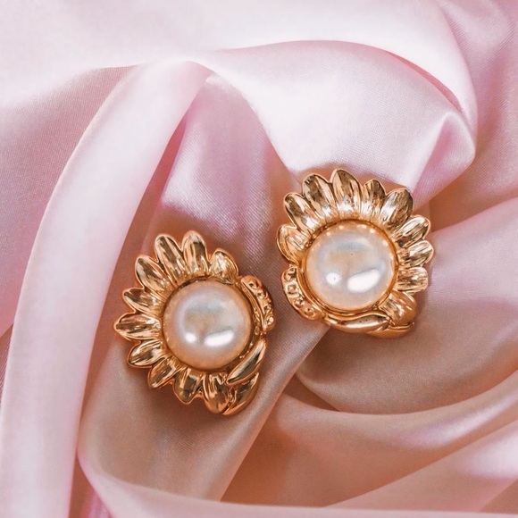 80s Vintage Pearl and Queen Conch Shell Gold Tone Chunky Clip On Earrings - Picture 1 of 3